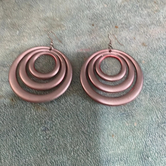 Dangling mod red & black hoop pierced earrings - Picture 4 of 5